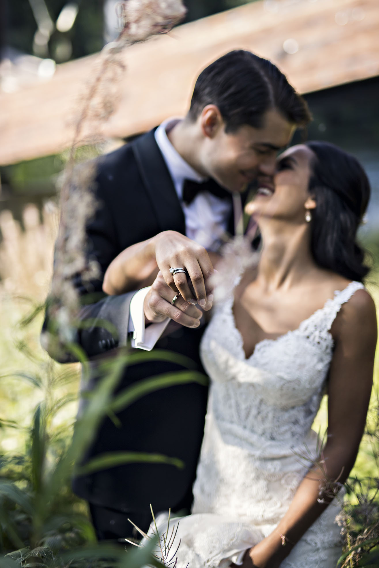 Nygift brudepar med giftering og forlovelsesringer. Stpende ved skogen.