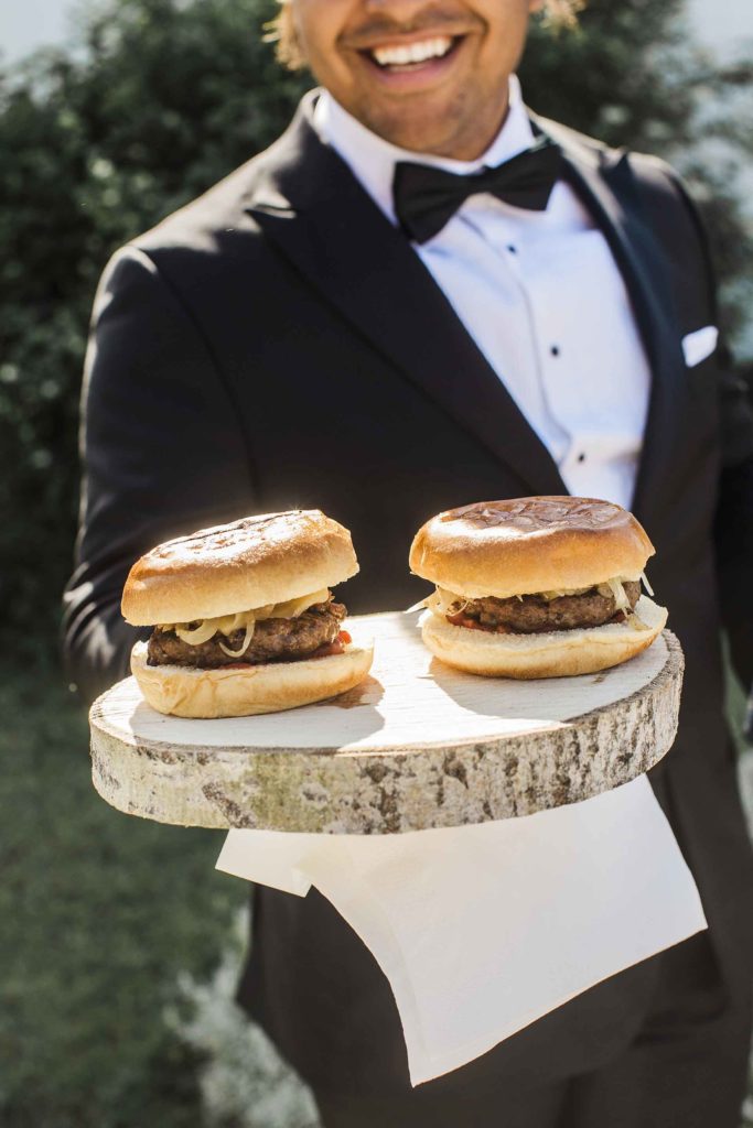 Ekslusiv hamburger servert til bryllupsmeny.