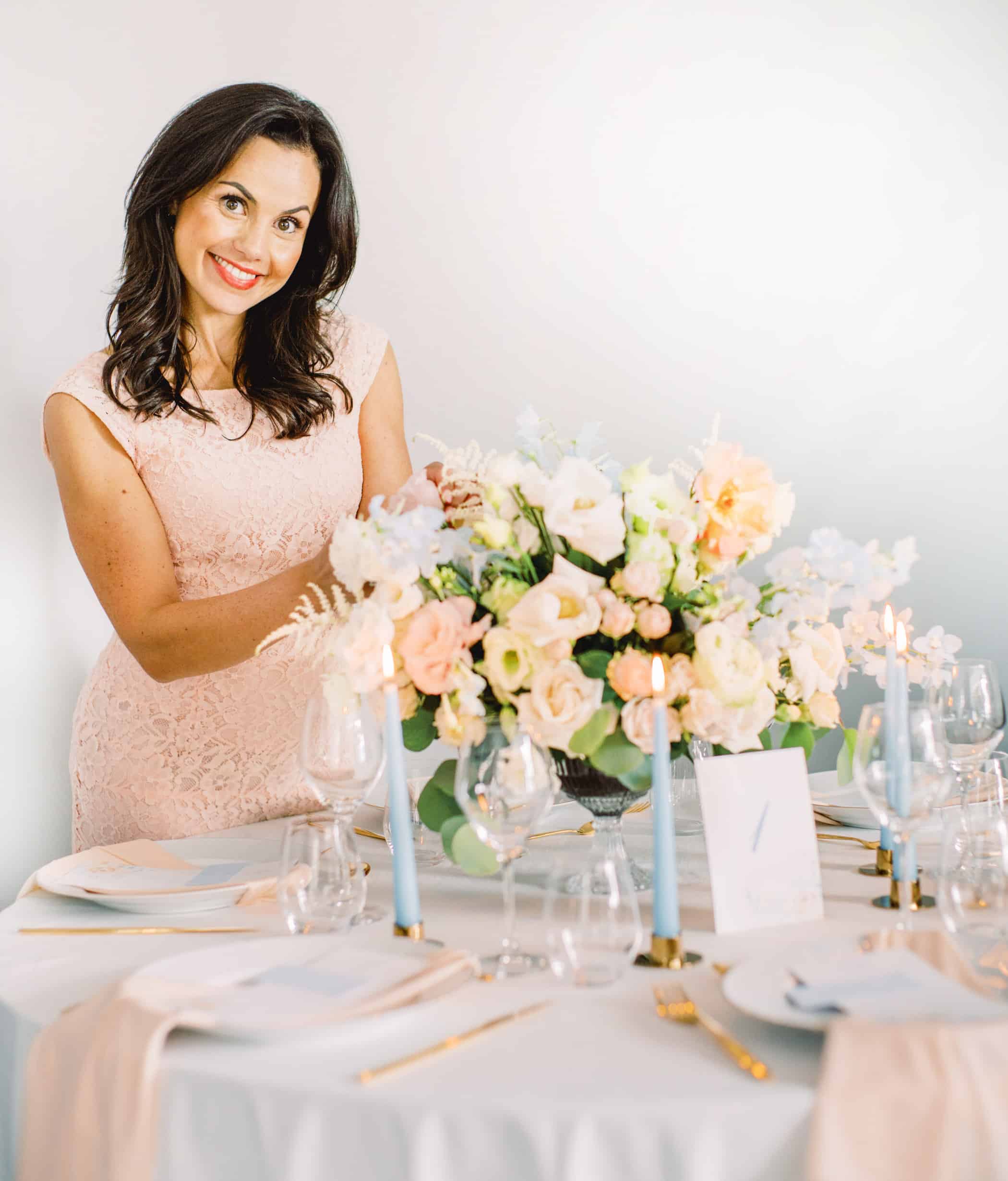 Bryllupsplanlegger Amanda med dekket bord til bryllupsfesten