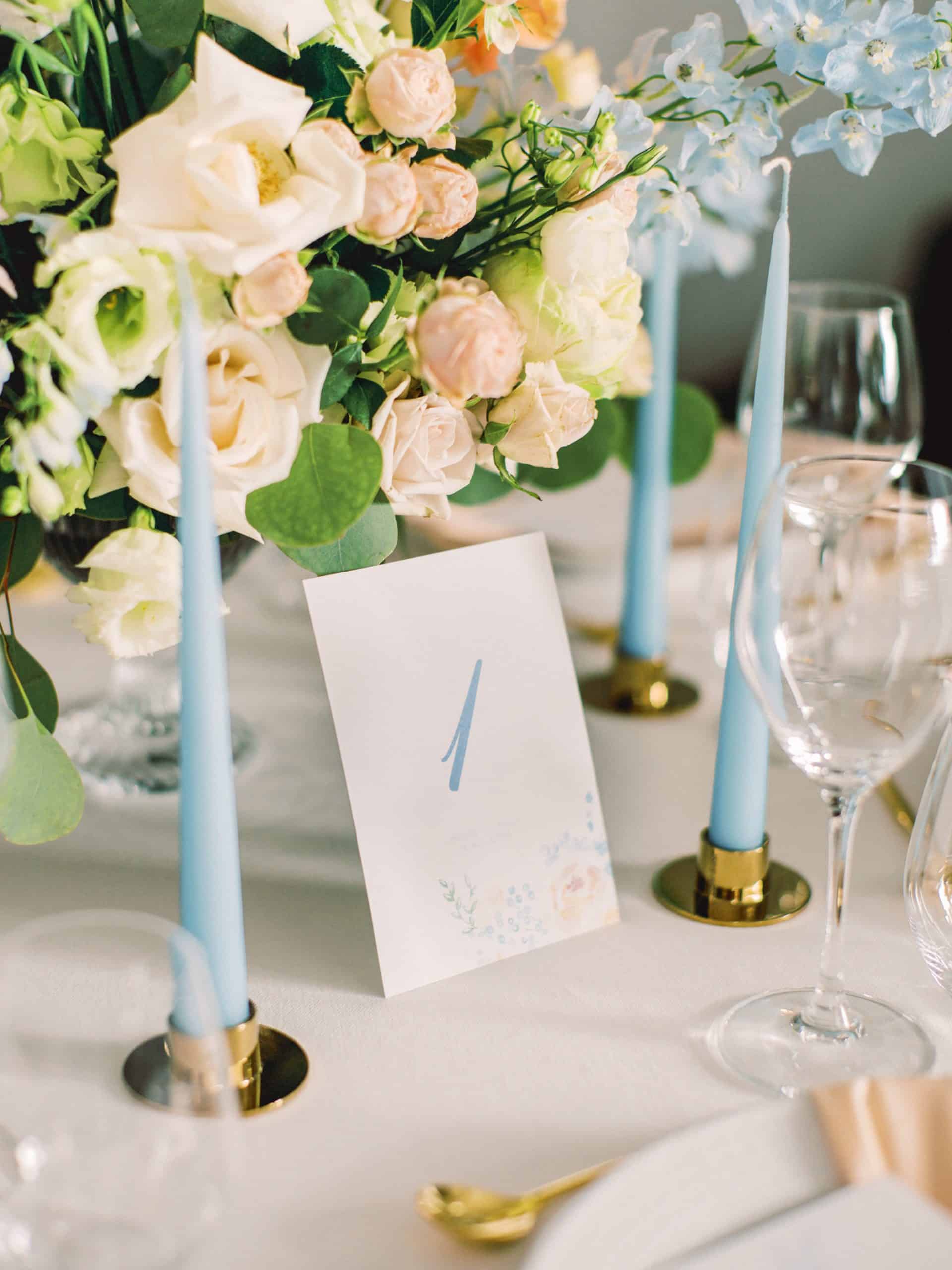 Bordnummer i lyseblå med blomsterbukett i fersken og lyseblå stearinlys