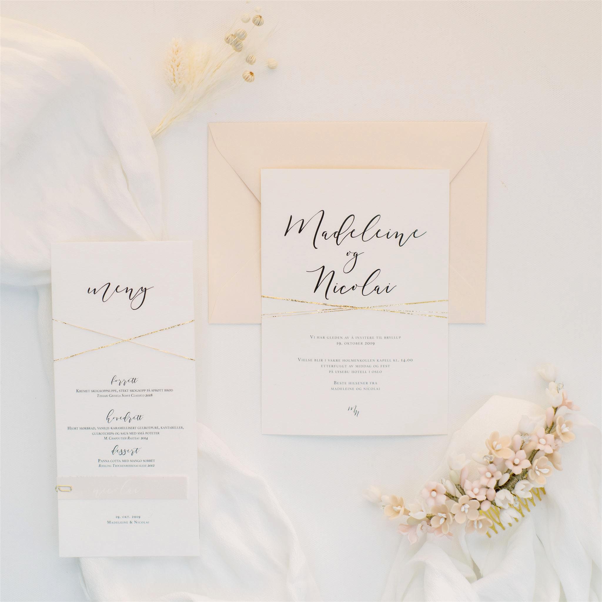 Moderne bryllupsinvitasjoner og meny med kalligrafi og gulldetaljer. Enkel hårpynt til brud i fersken og rosa blomster.