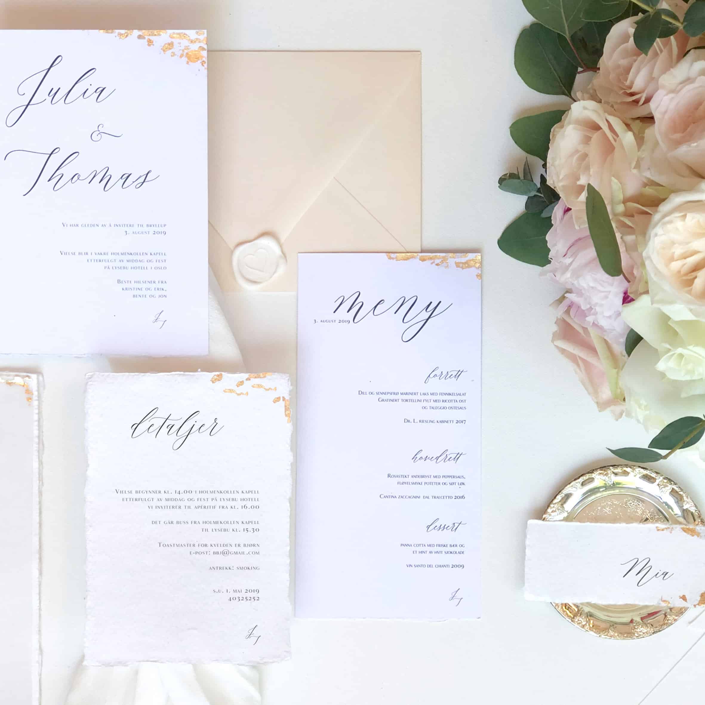 Bryllupsinvitasjoner med kalligrafi og vårlig brudebukett