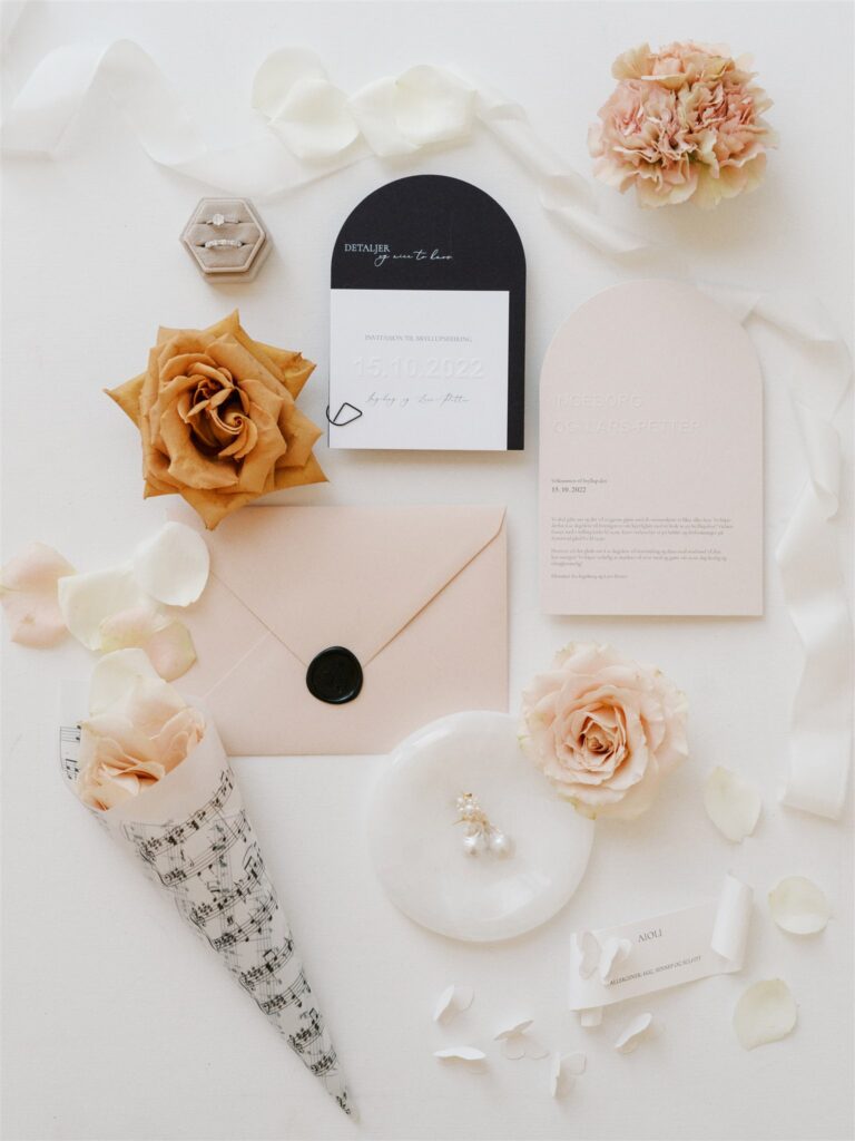 Bryllupsinvitasjoner og andre trykksaker til bryllupet, produsert av Amanda Costa Thompson. Moderne linjer, sorte detaljer og et lyst beige uttrykk med sort vokssegl. 